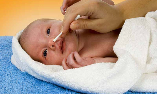 பச்சிளம் குழந்தையின் மூக்கை சுத்தம் செய்வது எப்படி?