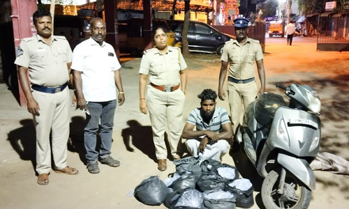 கடலூரில் மோட்டார் சைக்கிளில் சாராயம் கடத்திய வாலிபர் கைது