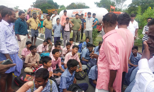 வேப்பூர்  அருகே அரசுபள்ளியில் குடிநீர் இல்லாததை கண்டித்து மாணவர்கள் மறியல்