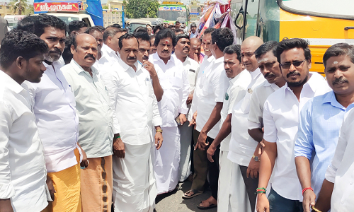 கடலூரில் பேனரை அகற்றியதால் பரபரப்பு: மாநகராட்சி வாகனத்தை  சிறைபிடித்த அ.தி.மு.க.வினர்