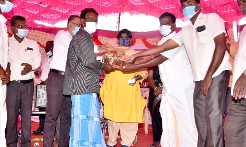 மக்கள் தொடர்பு முகாமிற்கு அரசு பேருந்தில் சென்ற கலெக்டர்