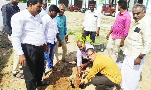 புதிதாக கட்டப்பட்ட வேளாண்மை விரிவாக்கம் மையத்தில் மரக்கன்றுகள் நடப்பட்டது