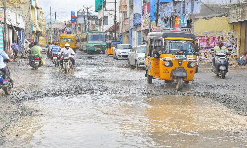சேறும் சகதியுமாக மாறிய கோட்டார் சாலை - வாகன ஓட்டிகள் அவதி