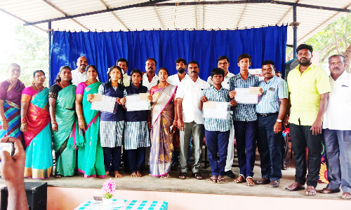 அரசு பள்ளியில் பேச்சு போட்டியில் வெற்றி பெற்ற மாணவர்களுக்கு பரிசு
