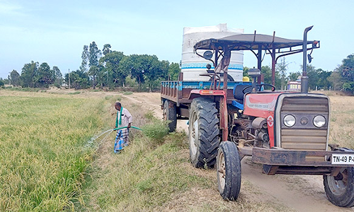 பணம் கொடுத்து தண்ணீர் வாங்கி குறுவை சாகுபடிக்கு இறைக்கும் விவசாயிகள்