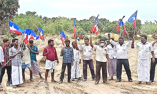 மணல் குவாரிகளை முற்றுகையிட்டு ஆர்ப்பாட்டம்