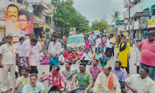 பள்ளி  மாணவன் உறவினர்கள்-பொதுமக்கள் சாலை மறியல்