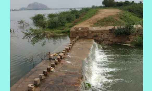 பெரிய கண்மாய் சீரமைக்கும் பணி தீவிரம்