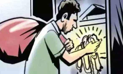 வீடு புகுந்து நகை திருடியவருக்கு வலைவீச்சு