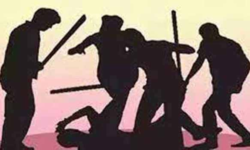 கருத்து வேறுபாட்டால் பிரிந்தனர்- காதலனை நண்பர்களை வைத்து தாக்கிய இளம்பெண்