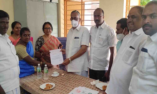 பல்லடம் கேத்தனூரில் பொதுமக்களிடம் கோரிக்கை மனுக்களை பெற்ற கோவை எம்.பி.,