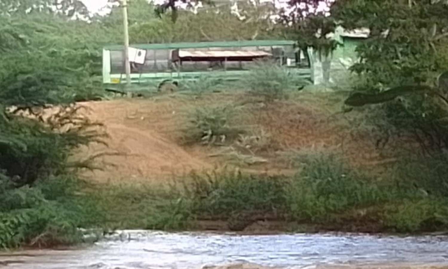 தெங்குமரஹடா மக்கள் வர முடியாததால் காலியாக திரும்பிய அரசு பஸ் தெங்குமரஹடா மக்கள் வர முடியாததால் காலியாக திரும்பிய அரசு பஸ்