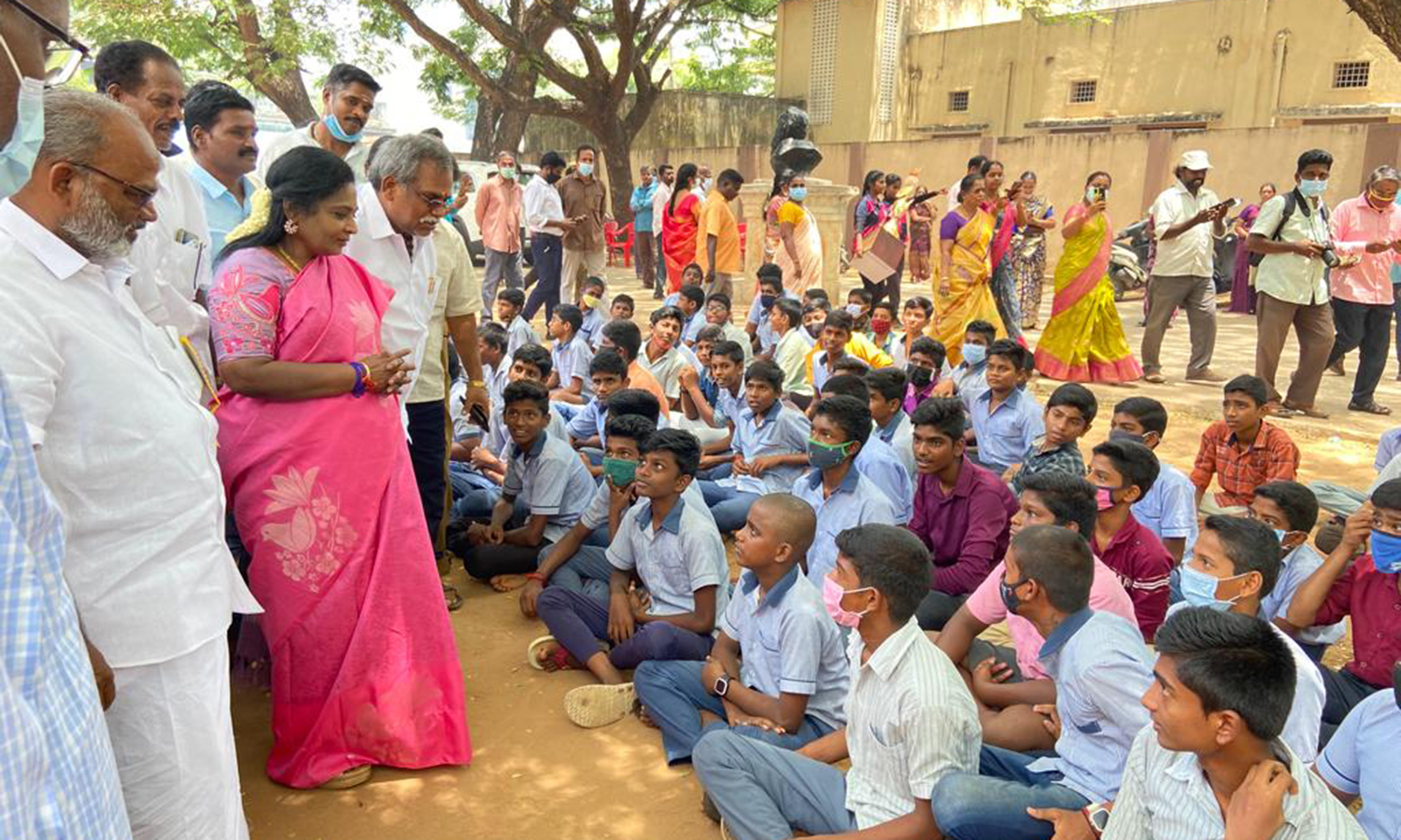 பள்ளி மாணவர்களுடன்-கலந்துரையாடிய கவர்னர் தமிழிசை பள்ளி மாணவர்களுடன்-கலந்துரையாடிய கவர்னர் தமிழிசை