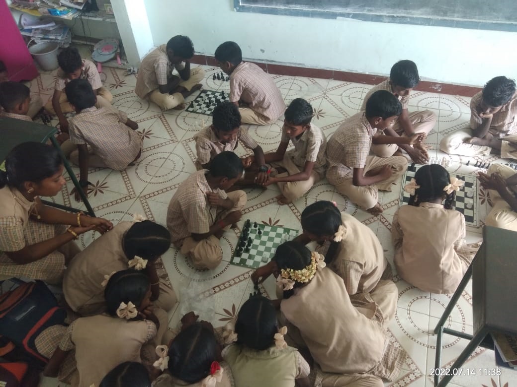 அறந்தாங்கி வெள்ளூர் அரசு பள்ளியில் மாணவர்களுக்கு செஸ் போட்டி அறந்தாங்கி வெள்ளூர் அரசு பள்ளியில் மாணவர்களுக்கு செஸ் போட்டி