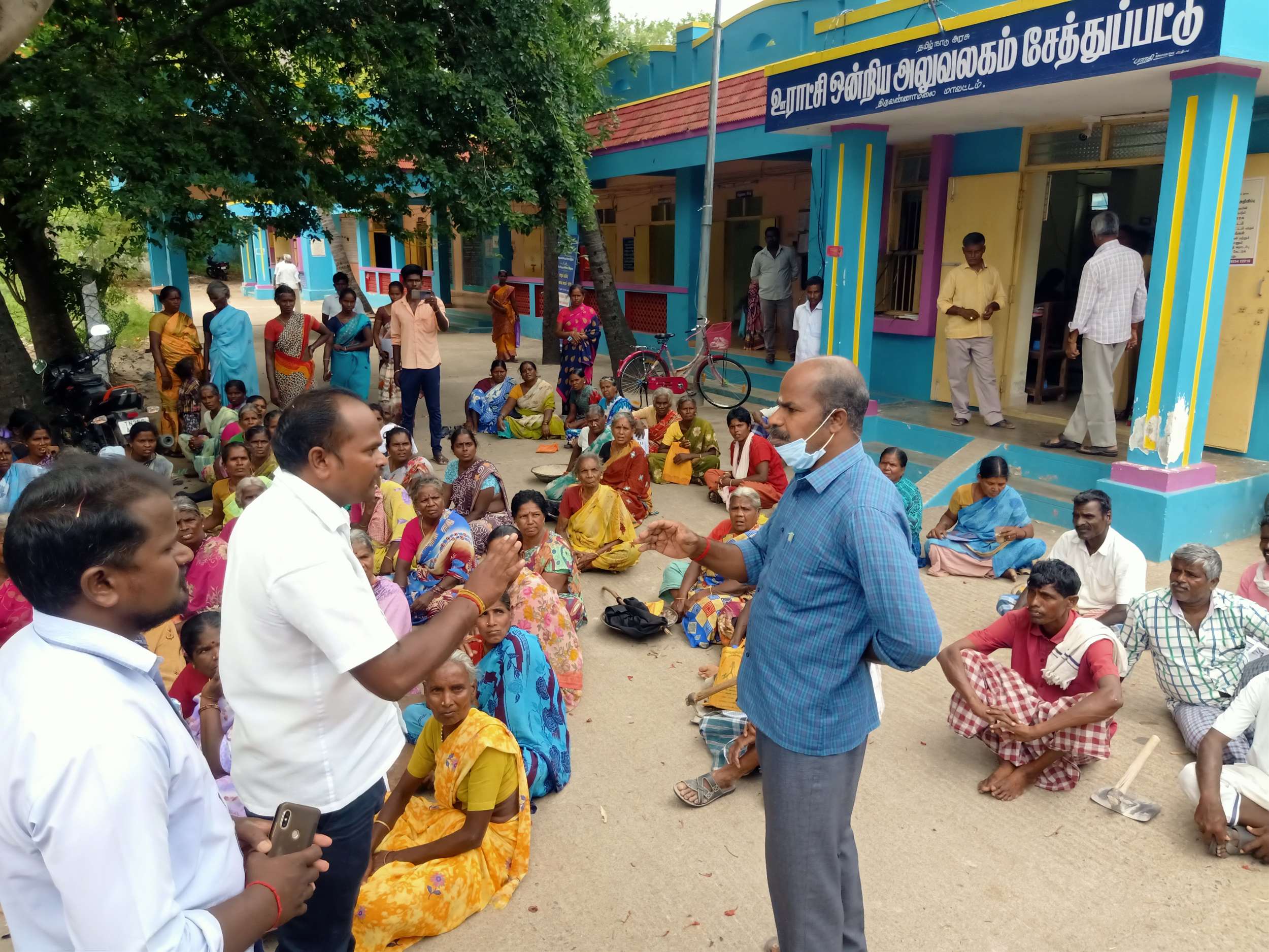 சேத்துப்பட்டு 100 நாள் வேலை திட்ட பணியாளர்கள் திடீர் போராட்டம் சேத்துப்பட்டு 100 நாள் வேலை திட்ட பணியாளர்கள் திடீர் போராட்டம்