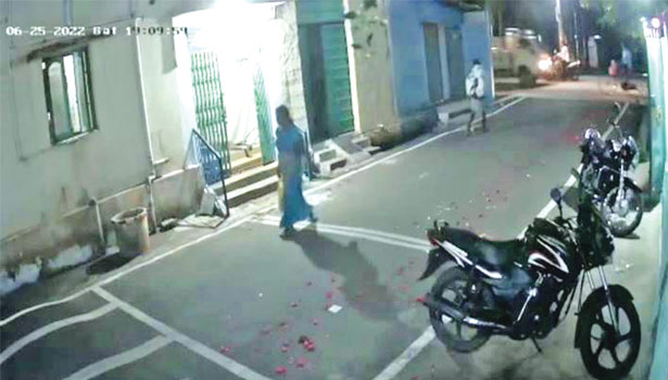 ராசிபுரத்தில்  மூதாட்டிக்கு  மயக்க  மருந்து  கொடுத்து    நகையை  பறித்து  சென்ற  பெண்  கைது