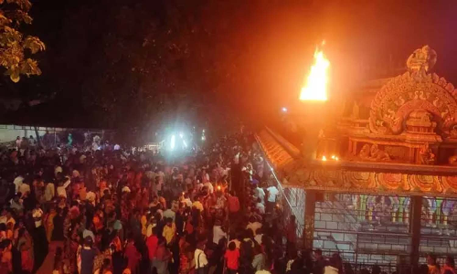 பவுர்ணமியையொட்டி திருவக்கரை வக்ரகாளியம்மன் கோவிலில் மகா தீபம் ஏற்றம்