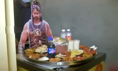 பாகுபலி பிரியாணியுடன் 30 வகையான உணவுகளை அரை மணி நேரத்தில் சாப்பிடும் போட்டி