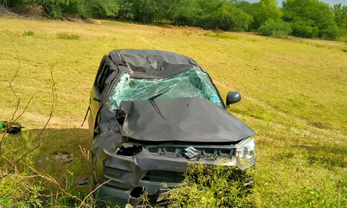 தியாகதுருகம் புறவழிச்சாலையில்   சாலை ஓர பள்ளத்தில்   கவிழ்ந்த கார்-2 பேர் காயம்