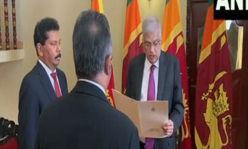 இலங்கையின் இடைக்கால அதிபராக ரணில் விக்ரமசிங்கே பதவியேற்றார்