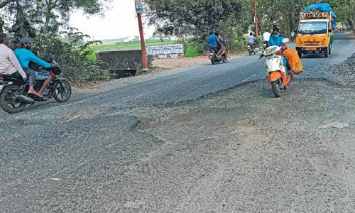 பழுதடைந்த சாலைகளை சீரமைக்க வலியுறுத்தல்