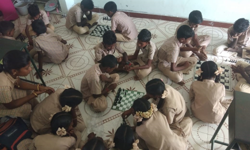 அறந்தாங்கி வெள்ளூர் அரசு பள்ளியில் மாணவர்களுக்கு  செஸ் போட்டி