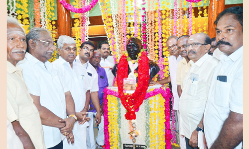 காமராஜர் சிலைக்கு மாலை அணிவித்து மரியாதை