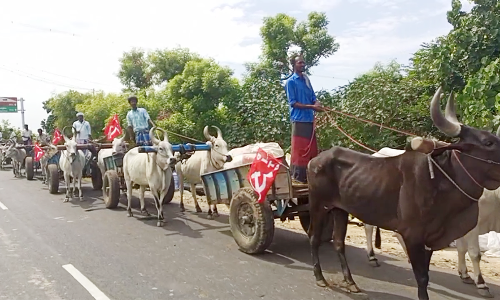 மாட்டு வண்டி தொழிலாளர்கள் கோட்டாட்சியர் அலுவலகத்தை முற்றுகையிட்டு போராட்டம்
