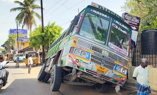 கடலூரில் பரபரப்பு: வடிகால் வாய்க்காலில் கவிழ்ந்த லாரி