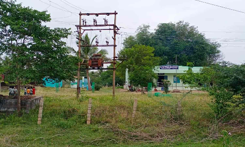 அச்சுறுத்தலாக உள்ள மின்கம்பிகளை மாற்ற வலியுறுத்தல்