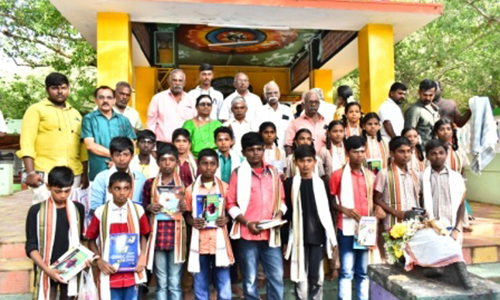 தோரணமலை கோவில் நிர்வாகம் சார்பில் பள்ளி மாணவ-மாணவிகளுக்கு புத்தகங்கள்