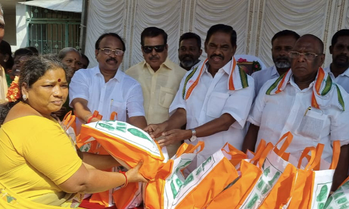 காங்கிரஸ் சார்பில் ஏழைகளுக்கு அரிசி