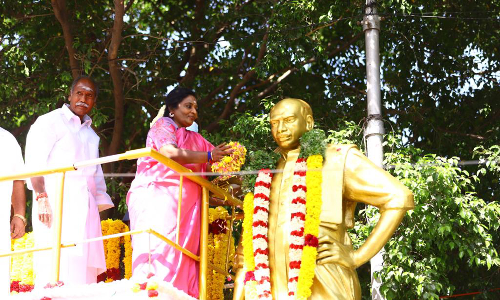 காமராஜர் சிலைக்கு கவர்னர்- ரங்கசாமி மாலை