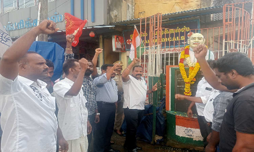 நாம் தமிழர் கட்சியினர் காமராஜர் சிலைக்கு மாலை அணிவிக்க காங்கிரசார் எதிர்ப்பு