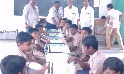 ராணிப்பேட்டை மாவட்டத்தில் உள்ள பள்ளிகளில் ஒலிம்பியாட் போட்டி பார்வையிட மாணவர்களுக்கு செஸ் போட்டி