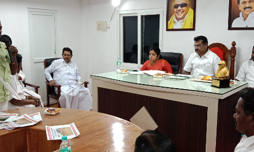 வேலூர் சத்துவாச்சாரியில் பாதாள சாக்கடை பணி தாமதம் புகைப்படங்களை வீசி எறிந்த கவுன்சிலர்