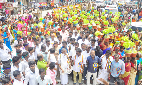 விளக்குத்தூண் காமராஜர் சிலைக்கு பால், பன்னீர் அபிஷேகம்