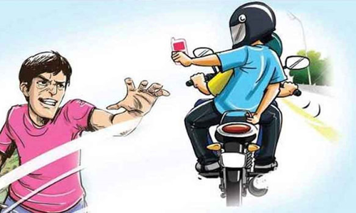 வாலிபரிடம் செல்போன், நகை பறித்த 2 பேர் கைது