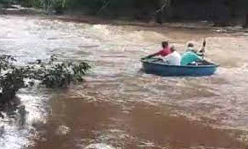 கூடலூர் அருகே மாயாற்று வெள்ளத்தில் சிக்கி அடித்து செல்லப்பட்ட பரிசல்