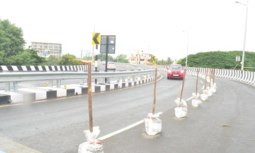 கோவை-திருச்சி மேம்பாலத்தில் 10 அடி உயரத்துக்கு இரும்பு தடுப்பு கம்பிகள் அமைக்க முடிவு