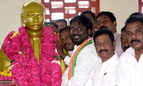 காமராஜர் பிறந்த நாள்- பெருந்தலைவர் சிலைக்கு குமரி எம்.பி. விஜய் வசந்த் மரியாதை