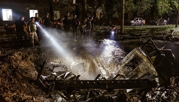 உக்ரைன் டினிப்ரோ நகரம் மீது ரஷியா தாக்குதல்: 3 பேர் பலி- 15 பேர் காயம்