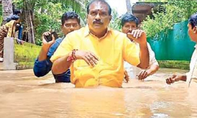 ஆந்திராவில் வரலாறு காணாத மழை- தீவாக காட்சி அளிக்கும் கிராமங்கள் ஆந்திராவில் வரலாறு காணாத மழை- தீவாக காட்சி அளிக்கும் கிராமங்கள்