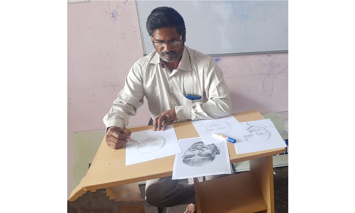 1 மணி நேரத்தில் காமராஜரின் முக வடிவம் 120 ஓவியம் வரைந்து அசத்திய ஓவியர் 1 மணி நேரத்தில் காமராஜரின் முக வடிவம் 120 ஓவியம் வரைந்து அசத்திய ஓவியர்