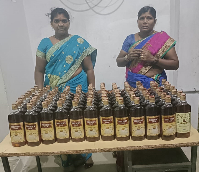 மயிலாடுதுறையில் இருந்து புதுவைவழியாக   அரசு  பஸ்சில்  மதுபானம் கடத்திய 2 பெண்கள் கைது