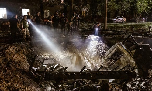 உக்ரைன் டினிப்ரோ நகரம் மீது ரஷியா தாக்குதல்: 3 பேர் பலி- 15 பேர் காயம்