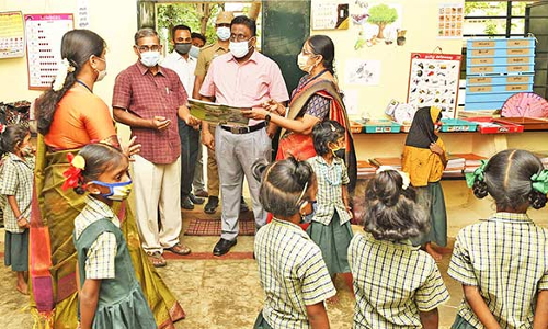 தேனியில் எண்ணும் எழுத்தும் திட்டத்தில் மாணவர்கள் கல்வி கற்கும் முறை குறித்து ஆய்வு