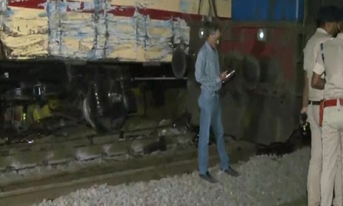 மத்திய பிரதேசத்தில் எக்ஸ்பிரஸ் ரெயில் தடம் புரண்டது