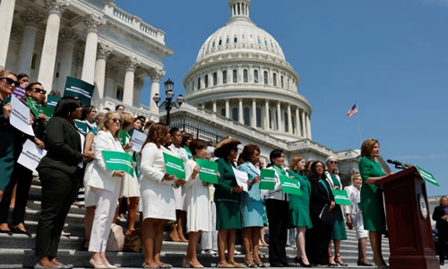 கருக்கலைப்புக்கு அனுமதி- அமெரிக்காவில் இரு மசோதாக்கள் நிறைவேற்றம்