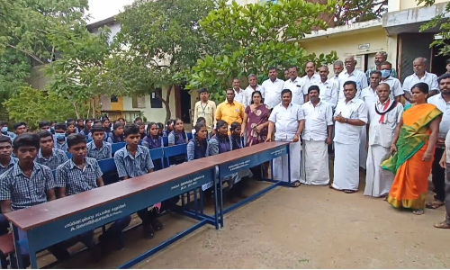 சோலைக்கொட்டாய் கிருஷ்ணாபுரம்  பள்ளிகளுக்கு டெஸ்க், பெஞ்சுகள்
